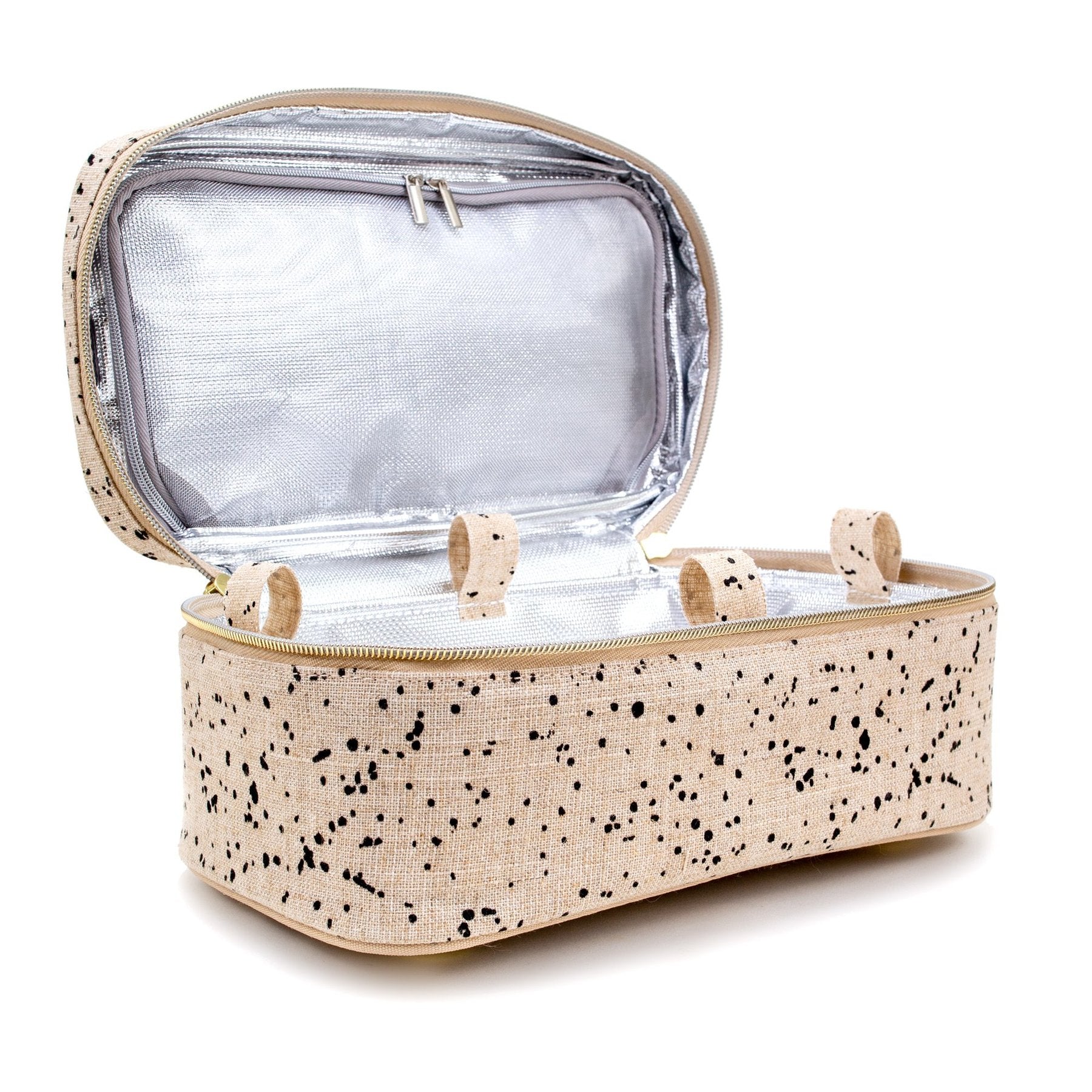 En stor rektangulär necessär i linne med svarta små prickar och dragkedja i guld med öppet lock. 