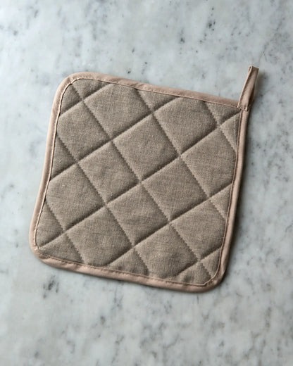 En handsydd beige grytlapp i linne. 