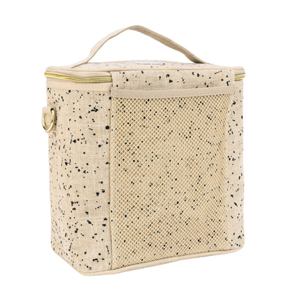 En handsydd beige lunchbox med förvaringsficka och axelrem.