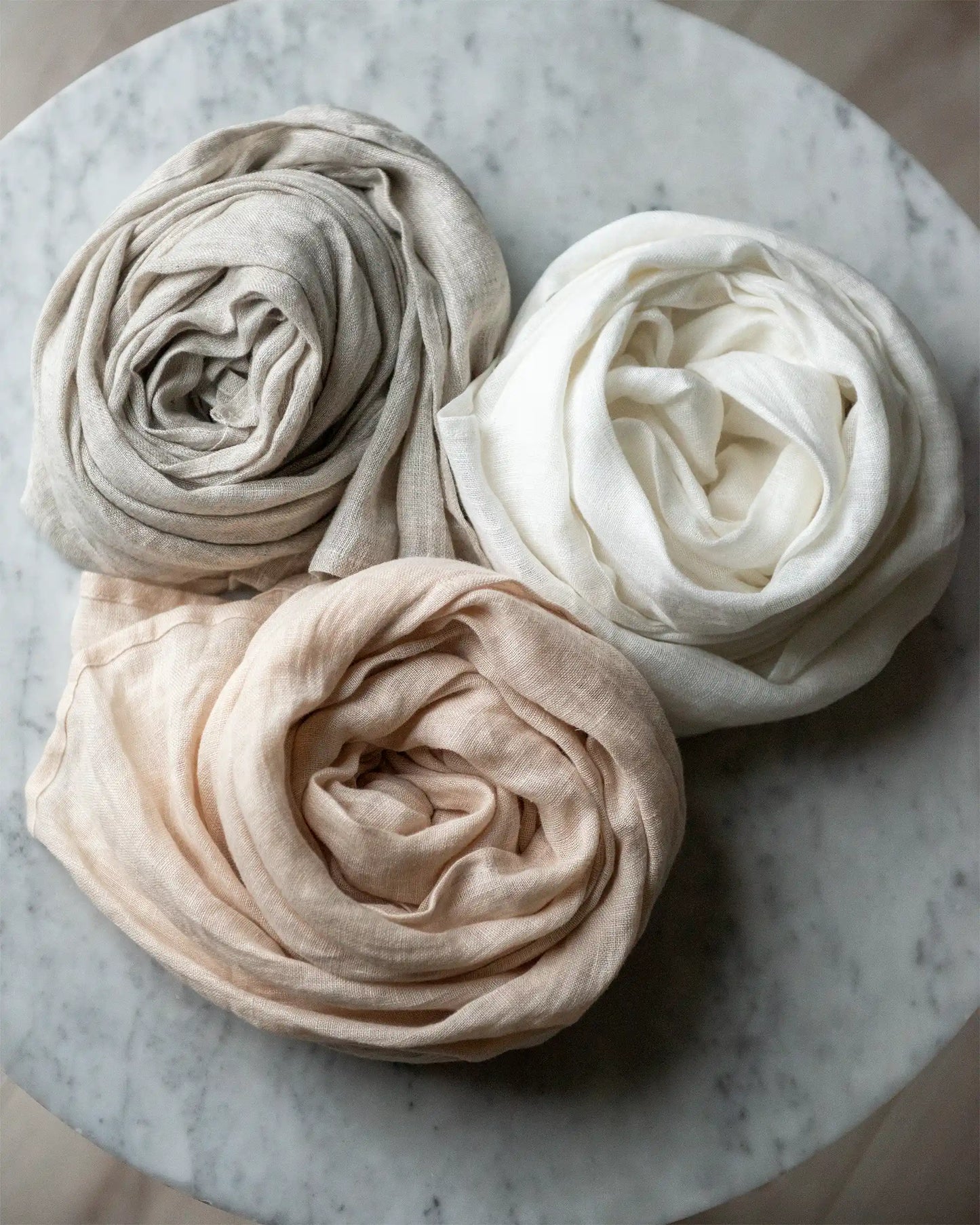 Handsydda sjalar i linne i neutrala nyanser. 
