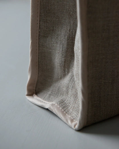 En handsydd beige linnenecessär.